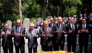 Dursun Özbek, Ali Sami Yen ve Süleyman Seba'nın kabrini ziyaret etti