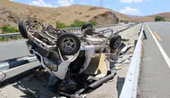 Elazığ-Diyarbakır karayolunda kamyonet su kanalına devrildi : 2 yaralı