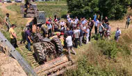 Bursa İnegöl’de traktör köprüden düştü : Sürücü muhtarın iş makinesiyle kurtarıldı