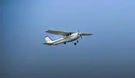 Almanya'da küçük uçak tarlaya düştü : Pilot ve yolcu öldü