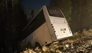 Ankara Mamak'ta ters şeride giren otomobil servis aracını şarampole devirdi : 8 yaralı