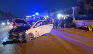Düzce'de düğün salonu önünde otomobiller çarpıştı : Yaralılar var