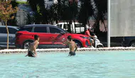 Antalya'da sıcak hava etkisi : Çocuklar süs havuzuna girip serinledi