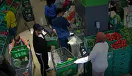 Başakşehir'de marketten altın ve döviz dolu çantayı çalan 2 şüpheli tutuklandı