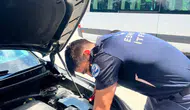 Eskişehir'de bir otomobilin motor bölümüne kedi sıkıştı