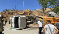 Beykoz'da hafriyat kamyonu devrildi : Sıkışan sürücüyü itfaiye kurtardı