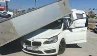 Balıkesir'de reklam totemi, otomobilin üzerine devrildi : Sürücü ölümden döndü