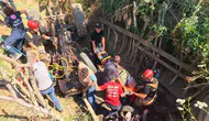 Bursa'da devrilen traktörün altında kalan dede ve 2 torunu yaralandı