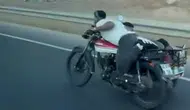 Elazığ'da sepetli motosiklet üzerine uzanarak yolculuk yapan sürücü kamerada