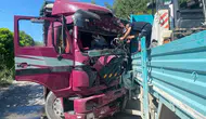 Manisa'da iki kamyon virajda çarpıştı : 1 ölü 2 yaralı