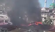 Sultangazi'de bir binanın çatısında yangın çıktı