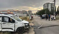 Adıyaman'da iki hafif ticari araç çarpıştı : 2 yaralı