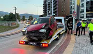 Bursa'da araç tabelaya çarptı, sürücü yaralandı