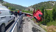 Malatya'da kaza : Çekici bariyerlere çarparak askıda kaldı