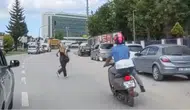 Bolu'da yaya bir anda yola atladı, motosiklet sürücüsü son anda kurtardı