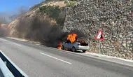 Hatay'da seyir halindeki otomobil alevlere teslim oldu