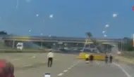 Kuzey Marmara Otoyolu'nda kamyon tabelaya çarptı