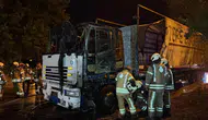 Büyükçekmece'de park halindeki tırda yangın çıktı : Araç hurdaya döndü