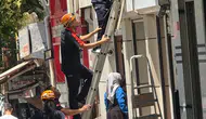 Siirt’te reklam panosuna sıkışan yavru kediyi AFAD ekipleri kurtardı