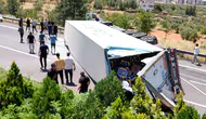 Gaziantep'te devrilen muz yüklü tırın sürücüsü yaralandı