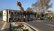 Bolu'da kontrolden çıkan tır devrildi : Trafik kitlendi, sürücü yaralandı