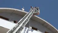 Alanya'da bunalıma giren adam 4 katlı binanın çatısına çıktı