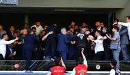 Fenerbahçe genel kurulunda gerginlik : İki grup arasında arbede çıktı