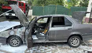 Karabük'te park halindeki otomobil alev alev yandı