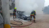 Balıkesir'de park halindeki araç alevlere teslim oldu