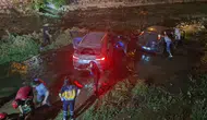 Bursa'da zincirleme kaza : 2 araç dereye uçtu, 6 yaralı