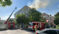 Bakırköy'de 6 katlı binanın çatısında yangın çıktı