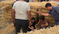 Aydın'da bir kişi, traktörden düşen saman balyalarının altında kaldı