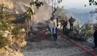 Adana'da yayla evinde başlayan yangın ormanlık alana sıçradı : 3 ev hasar gördü
