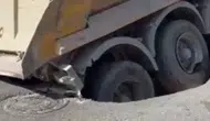 Beylikdüzü'nde yol çöktü : Hafriyat kamyonu çukura saplandı