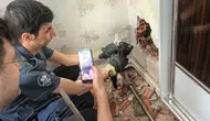 Elazığ'da baca boşluğuna sıkışan yavru kedi kurtarıldı