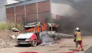 Kahramanmaraş'ta sanayi sitesinde çıkan minibüs yangını söndürüldü