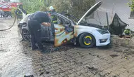Antalya'da seyir halindeki otomobil alev topuna döndü