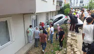 Bursa'da apartman duvarına çarpan otomobil boşlukta asılı kaldı : 3 yaralı