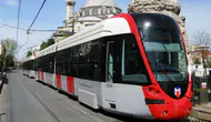 Fatih'te raylara düşen çocuk tramvayın altında can verdi