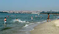 Antalya’da hava sıcaklığı 30 dereceyi aştı, vatandaşlar sahillere akın etti