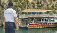 Şanlıurfa'da tekne sürüklendi, turistler jandarma tarafından tahliye edildi