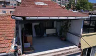 Fatih Laleli'de korku dolu anlar : 5 katlı binadan beton ve metal parçalar koptu