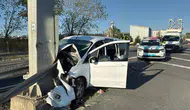 Afyonkarahisar'da bariyerlere çarpan otomobilde 4 kişi yaralandı