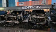 Bakırköy’de galeri yandı : 4 lüks otomobil küle döndü