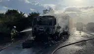 Edirne'de alev alev yanan tır demir yığınına döndü