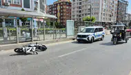Eskişehir'de motosiklet yayaya çarptı, 2 kişi yaralandı