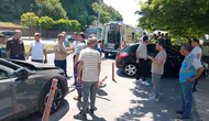Zonguldak'ta kontrolden çıkan araç, 3 otomobile çarpıp cami bahçesine girdi
