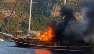 Muğla Göcek açıklarında tekne yandı : Yolcular tahliye edildi