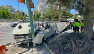 Karaman'da kontrolden çıkan otomobil trafik lambasına çarptı : Sürücü yaralandı