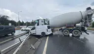 Arnavutköy'de beton mikseri ile hafif ticari araç çarpıştı: 2 yaralı